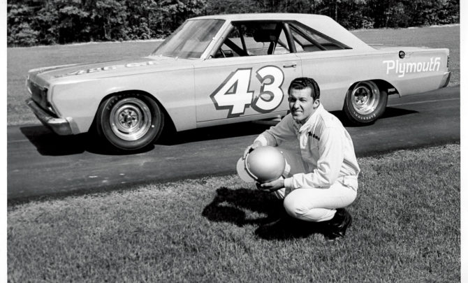 richard-petty-1967-plymouth-racecar-nascar
