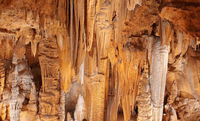 a-luray-caverns-giants-hall-virginia