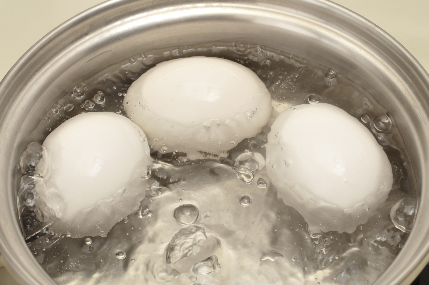 Яйца в кипяченой воде. Яйца кипят. Яйца варятся. Яйцо в воде. Вареная вода.